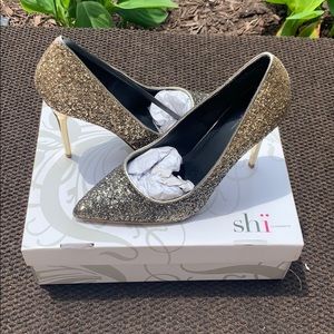 Beautiful back n gold heel